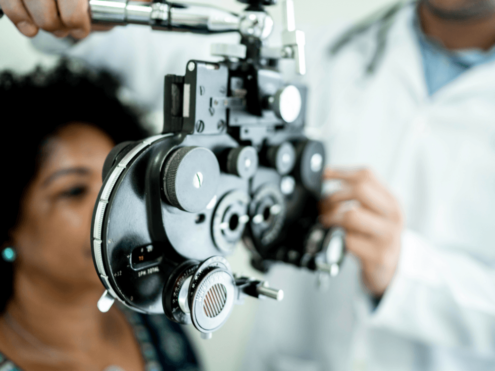 Paciente realiza avaliação visual em consultório durante exame oftalmológico para adaptação segura de lentes de contato.