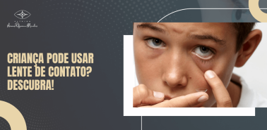 Criança segurando lente de contato próxima ao olho com foco na adaptação e cuidados com a saúde ocular.