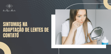 Mulher analisando os olhos no espelho enquanto avalia possíveis Sintomas na adaptação de lentes de contato durante o início do uso das lentes.