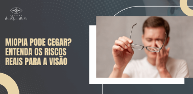 Homem segura óculos com expressão de desconforto visual, ilustrando o tema miopia pode cegar e os riscos reais para a visão quando não há acompanhamento oftalmológico.