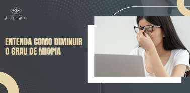 Mulher com óculos sentindo fadiga ocular em frente ao computador, ilustrando conteúdo informativo sobre como diminuir o grau de miopia.