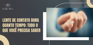Pessoa segurando uma lente de contato na ponta do dedo, ilustrando cuidados, uso e durabilidade das lentes corretivas.