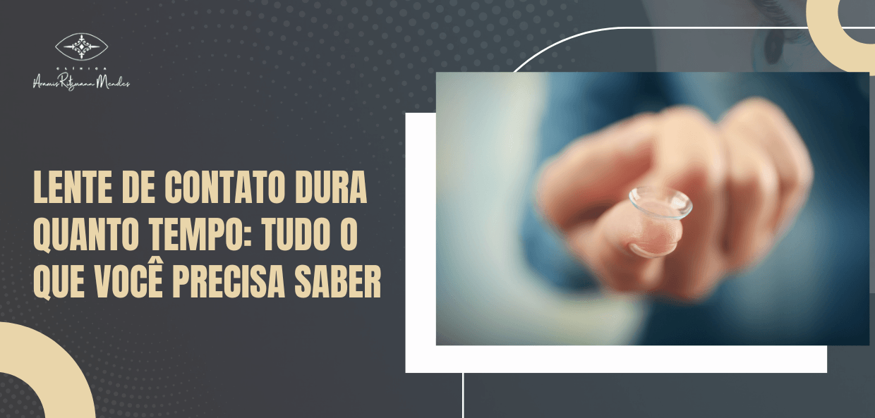 Pessoa segurando uma lente de contato na ponta do dedo, ilustrando cuidados, uso e durabilidade das lentes corretivas.