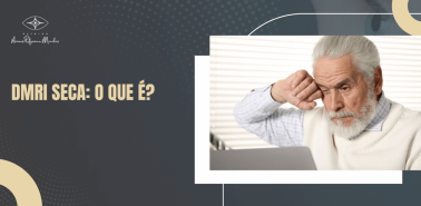 Idoso esfregando os olhos enquanto usa o computador, ilustrando dificuldades visuais associadas à DMRI seca no conteúdo “DMRI seca: o que é?”.
